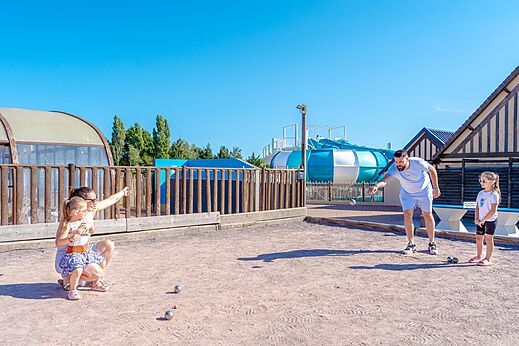 Familie speelt jeu de boules op camping VAGUES OCEANES Odyssée in Villers sur mer (14).