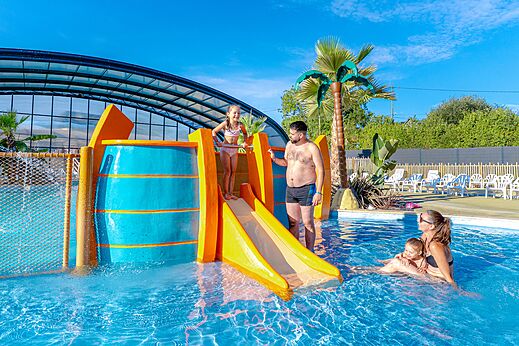 Zwembad met waterspelen en glijbaan op camping VAGUES OCEANES Odyss�e in Villers sur mer (14).