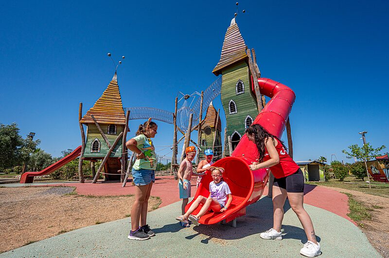 Carabouille Speeltuin - Multisportterrein met spelers, speeltuin, minigolf op camping CAPFUN Ondines in Vias Plage (34).