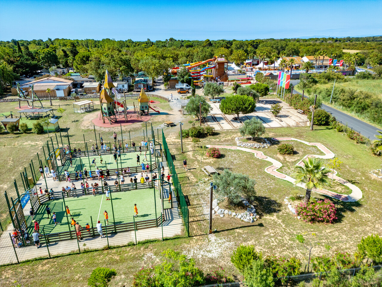 Multisportterrein met spelers, speeltuin, minigolf op camping CAPFUN Ondines in Vias Plage (34).