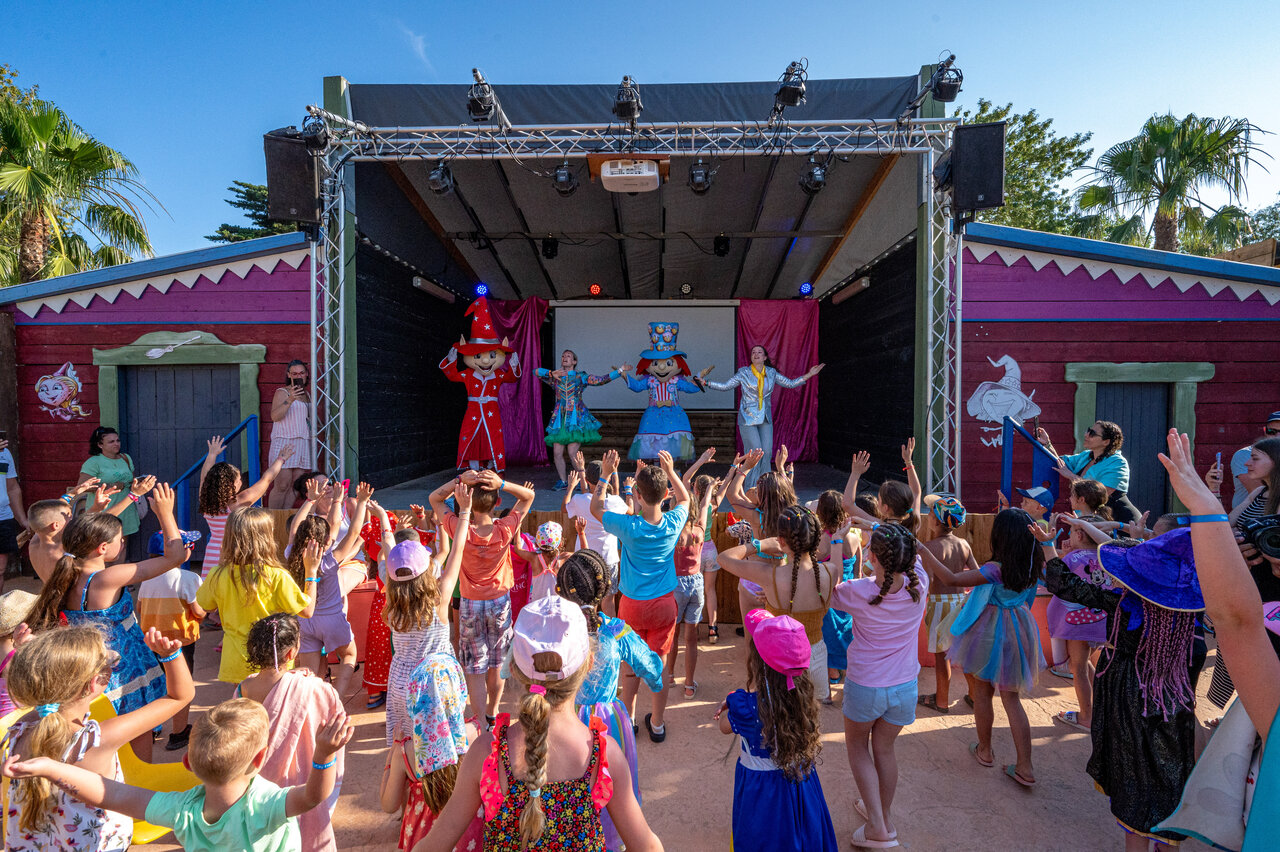 Kinderanimatieshow met mascottes op podium camping CAPFUN Ondines Vias Plage (34).