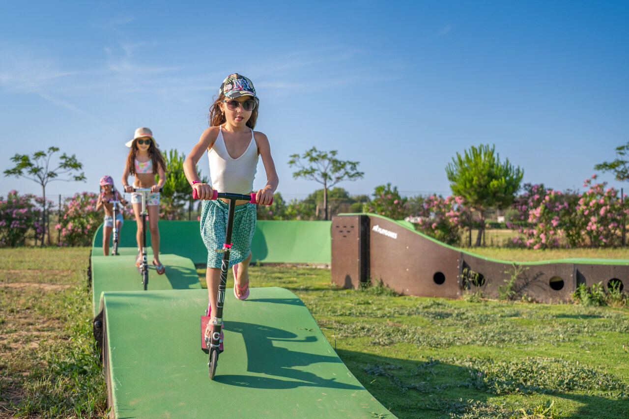 Speelbaan voor scooters, kinderen op camping CAPFUN Ondines Vias Plage.