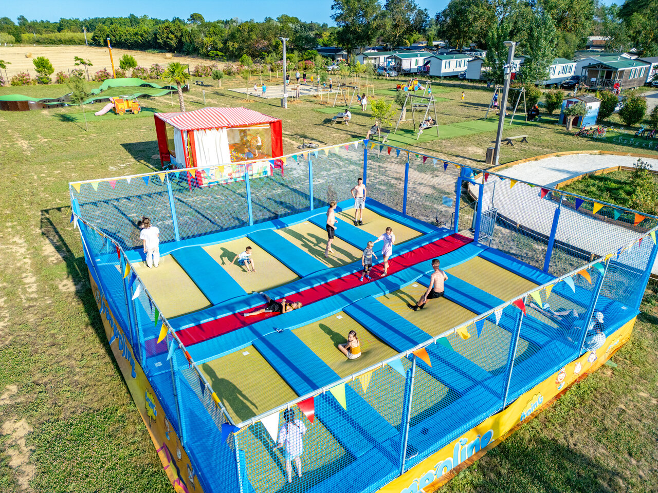 Trampolinepark, speeltuin en stacaravans op camping CAPFUN Ondines Vias Plage.