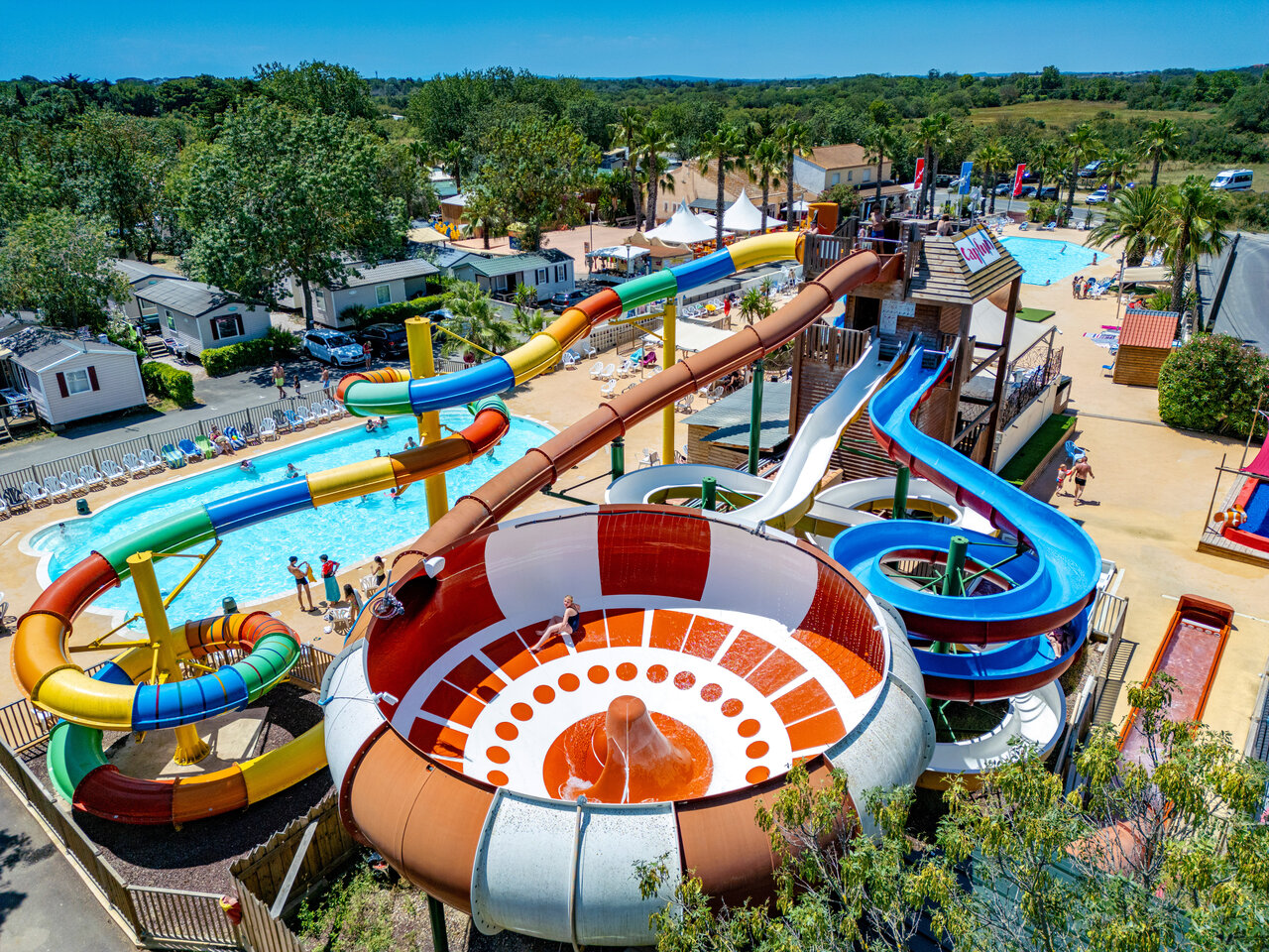 Waterpark, reuzenglijbanen en zwembad op camping CAPFUN Ondines Vias Plage (34).