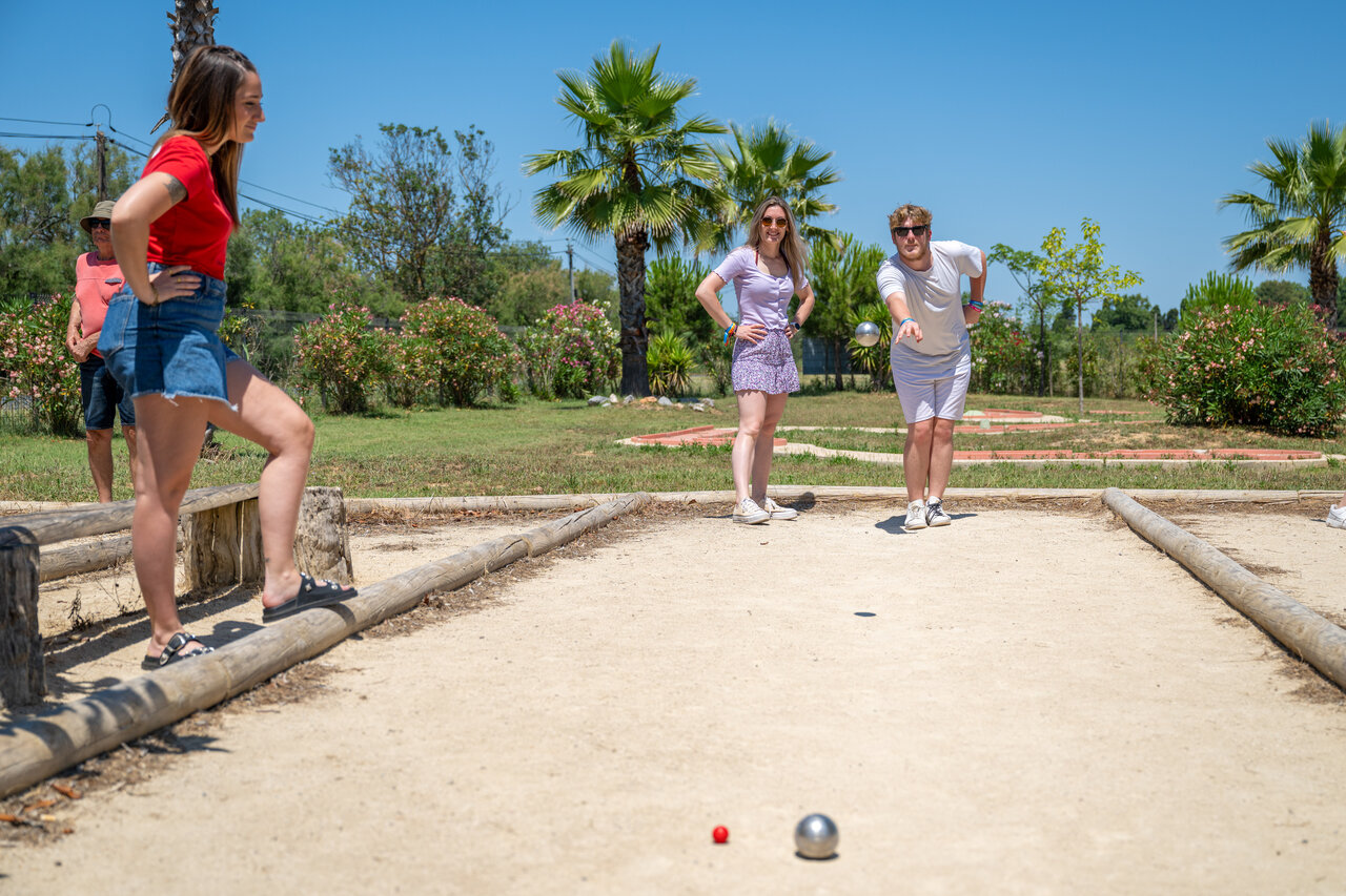 Levendig potje jeu de boules op het terrein van camping CAPFUN Ondines in Vias Plage (34).