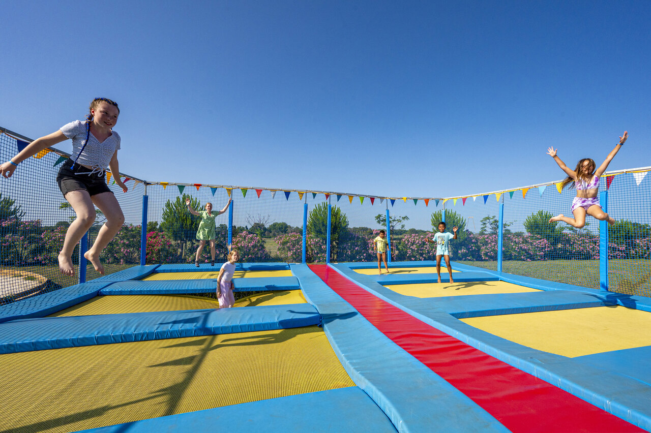 Kinderen springen op trampolines op camping CAPFUN Ondines in Vias Plage (34).