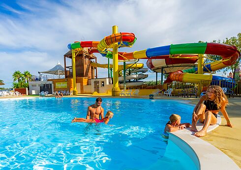 Kleurrijke waterglijbanen en familiezwembad buiten op camping CAPFUN Ondines in Vias Plage (34).
