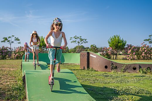 Meisjes op steps op een pumptrack op camping CAPFUN Ondines in Vias Plage (34).
