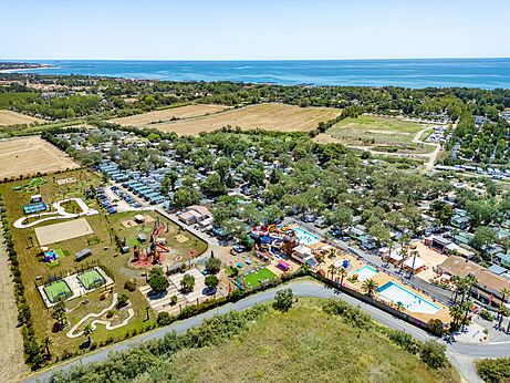 Luchtfoto camping, zwembaden, glijbanen, speeltuin CAPFUN Ondines Vias Plage (34).