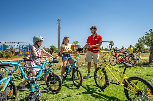 Fietsverhuur en helmen voor kinderen op camping CAPFUN Ondines in Vias Plage (34).