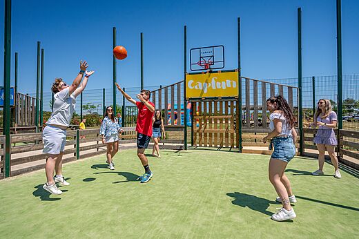 Multisportterrein met jongeren die basketballen op camping CAPFUN Ondines in Vias Plage (34).
