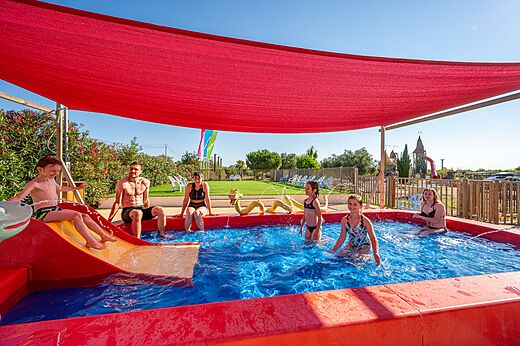 Kinderzwembad, glijbaan en waterspellen op camping CAPFUN Ondines in Vias Plage.