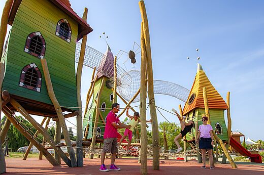 Grote speeltuin op camping CAPFUN Ondines in Vias Plage (34).