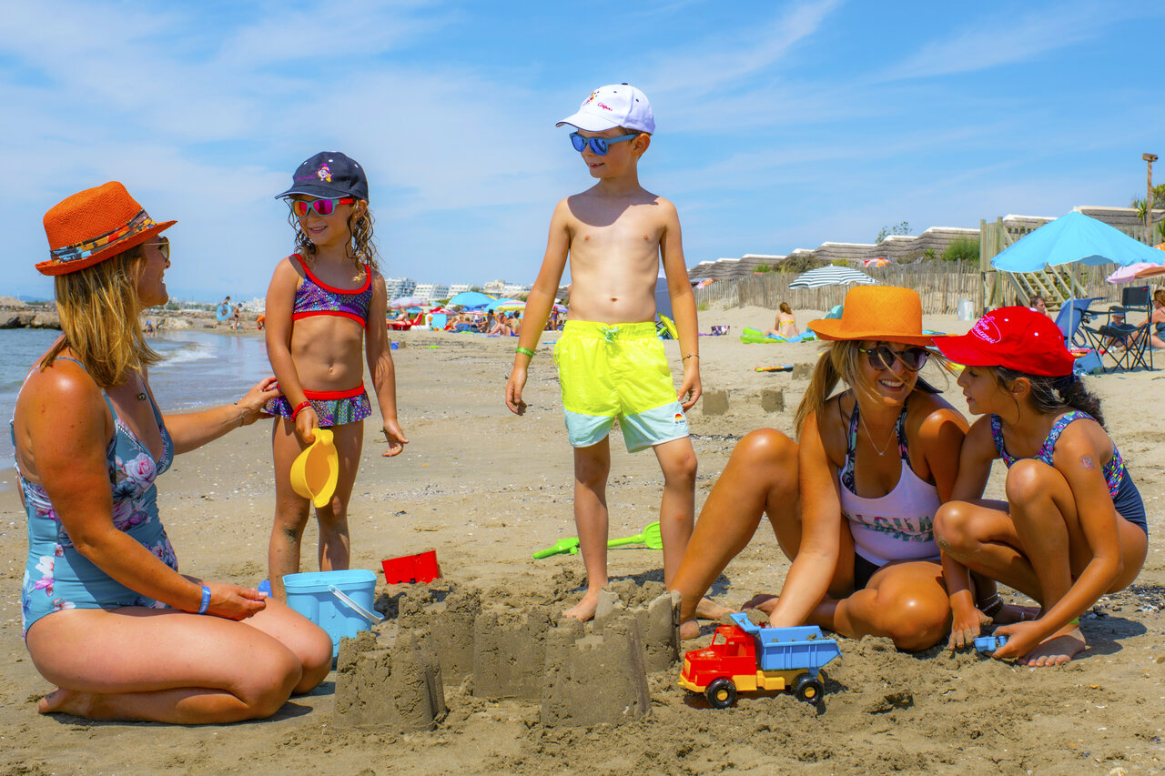 Familie op het strand, zandspellen, camping CAPFUN Or, La Grande Motte (34).