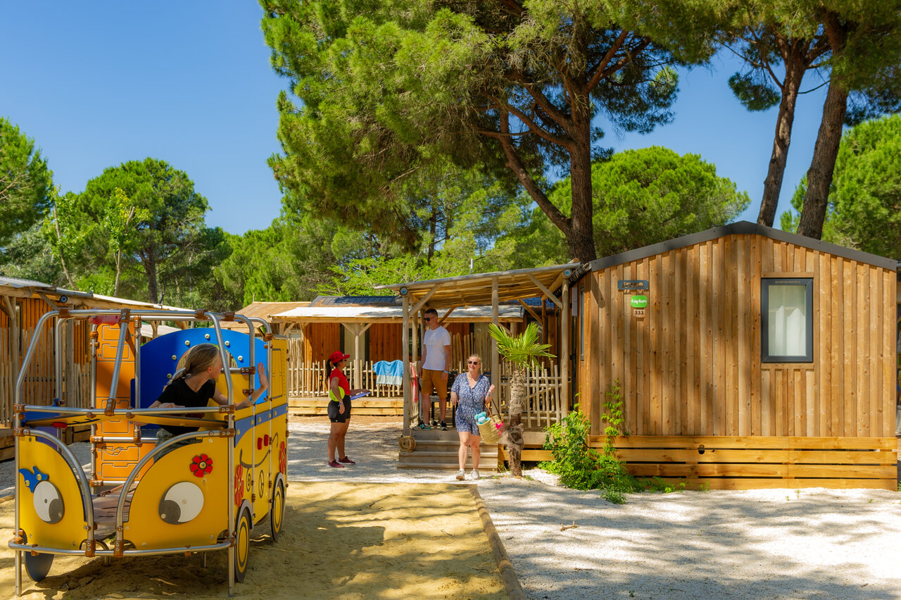 Houten Mobil-home, kinderspeeltuin op camping CAPFUN Or, La Grande Motte (34).
