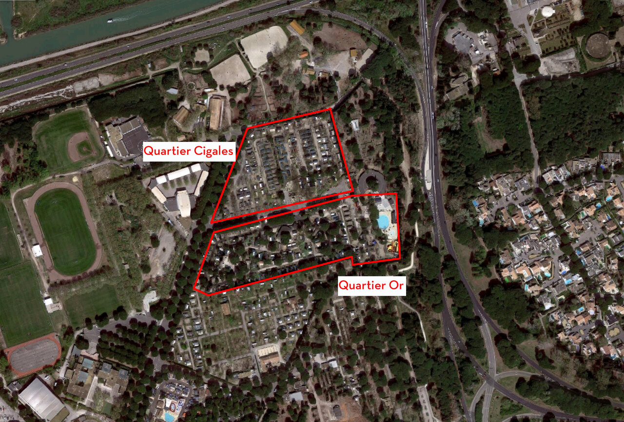 Luchtfoto van Mobil-homes en zwembad op camping CAPFUN Or in La Grande Motte (34).