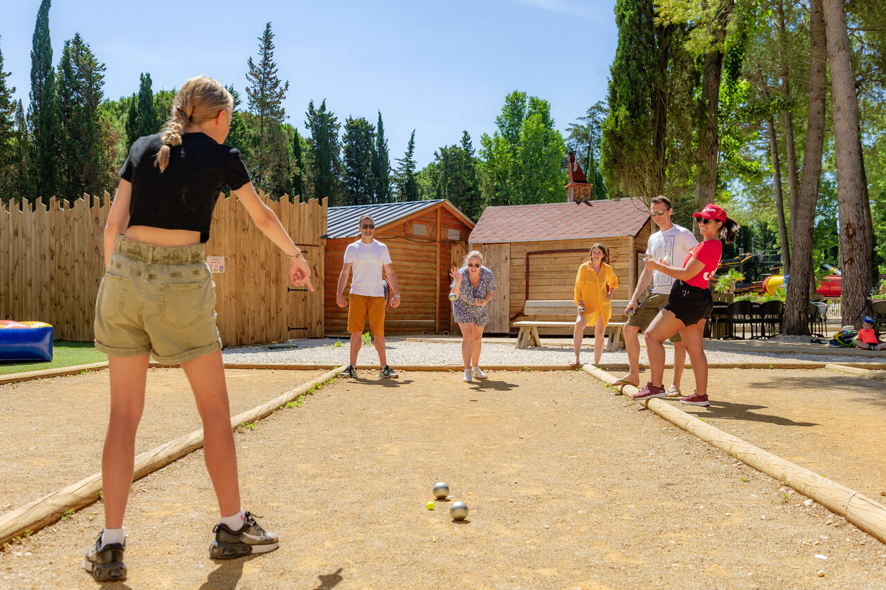 Jeu de boules spel met vakantiegangers op camping CAPFUN Or in La Grande Motte (34).