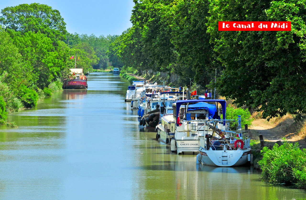 Boten afgemeerd aan het Canal du Midi, toeristische plek te bezoeken nabij de camping.