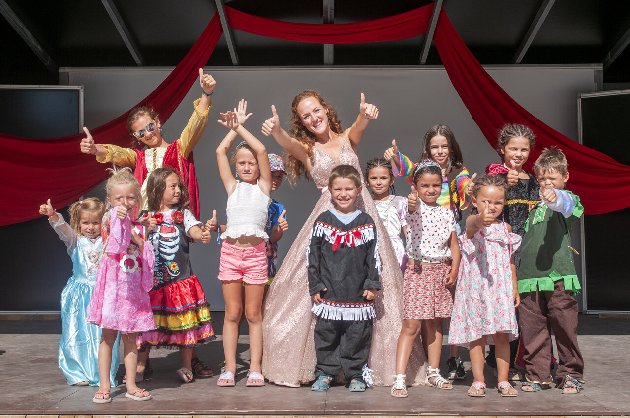 Animatie verklede kinderen op podium, op camping CAPFUN Or in La Grande Motte (34).