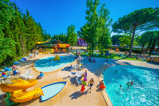 Buitenbaden, waterglijbanen en opblaasbare speeltoestellen op camping CAPFUN Or in La Grande Motte (34).