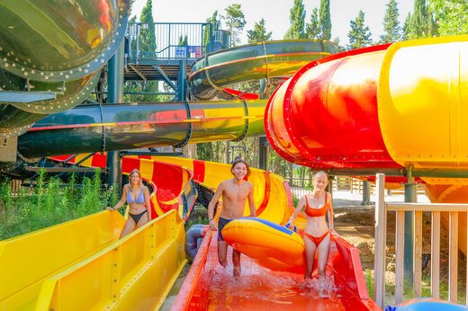 Reusachtige waterglijbanen en zwembad op camping CAPFUN Or in La Grande Motte (34).