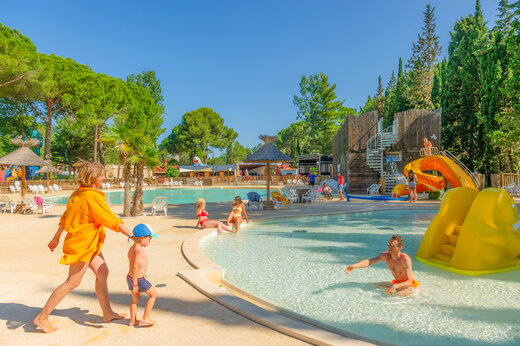Buitenzwembad, glijbanen en waterspellen op camping CAPFUN Or La Grande Motte (34).