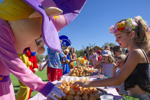 Mascottes en kinderen bij een culinaire animatie op camping CAPFUN Or in La Grande Motte.