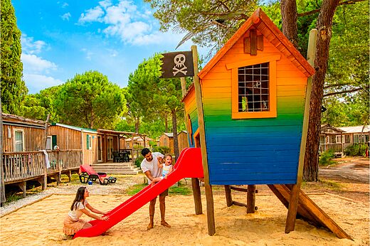 Piraten speeltuin met glijbaan, familie, op camping CAPFUN Or in La Grande Motte.