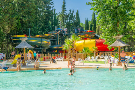 Gigantische waterglijbanen en buitenzwembad op camping CAPFUN Or in La Grande Motte (34).