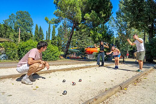 Levendig jeu de boules-terrein met familie op camping CAPFUN Or, La Grande Motte.