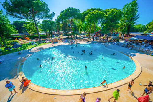 Groot buitenzwembad met zwemmers op camping CAPFUN Or in La Grande Motte (34).