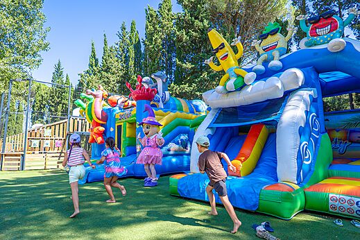 Grote opblaasbare structuur voor kinderen op CAPFUN Or, La Grande Motte (34).