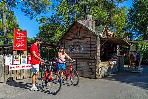 Verhuur van rode fietsen voor volwassenen op camping CAPFUN Or in La Grande Motte (34).