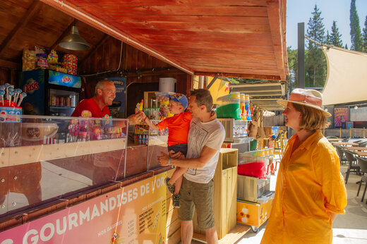 Snackbar, kind en familie op camping CAPFUN Or in La Grande Motte.
