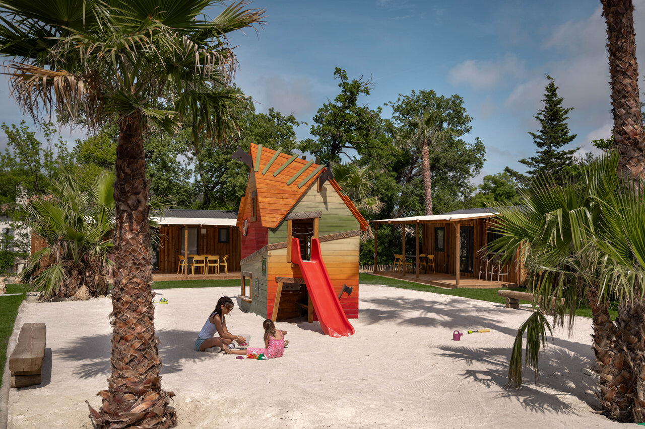 Speeltuin, huisje glijbaan, kinderen, stacaravans, op camping CLICOCHIC Or�e d'Azur in OPIO (06).