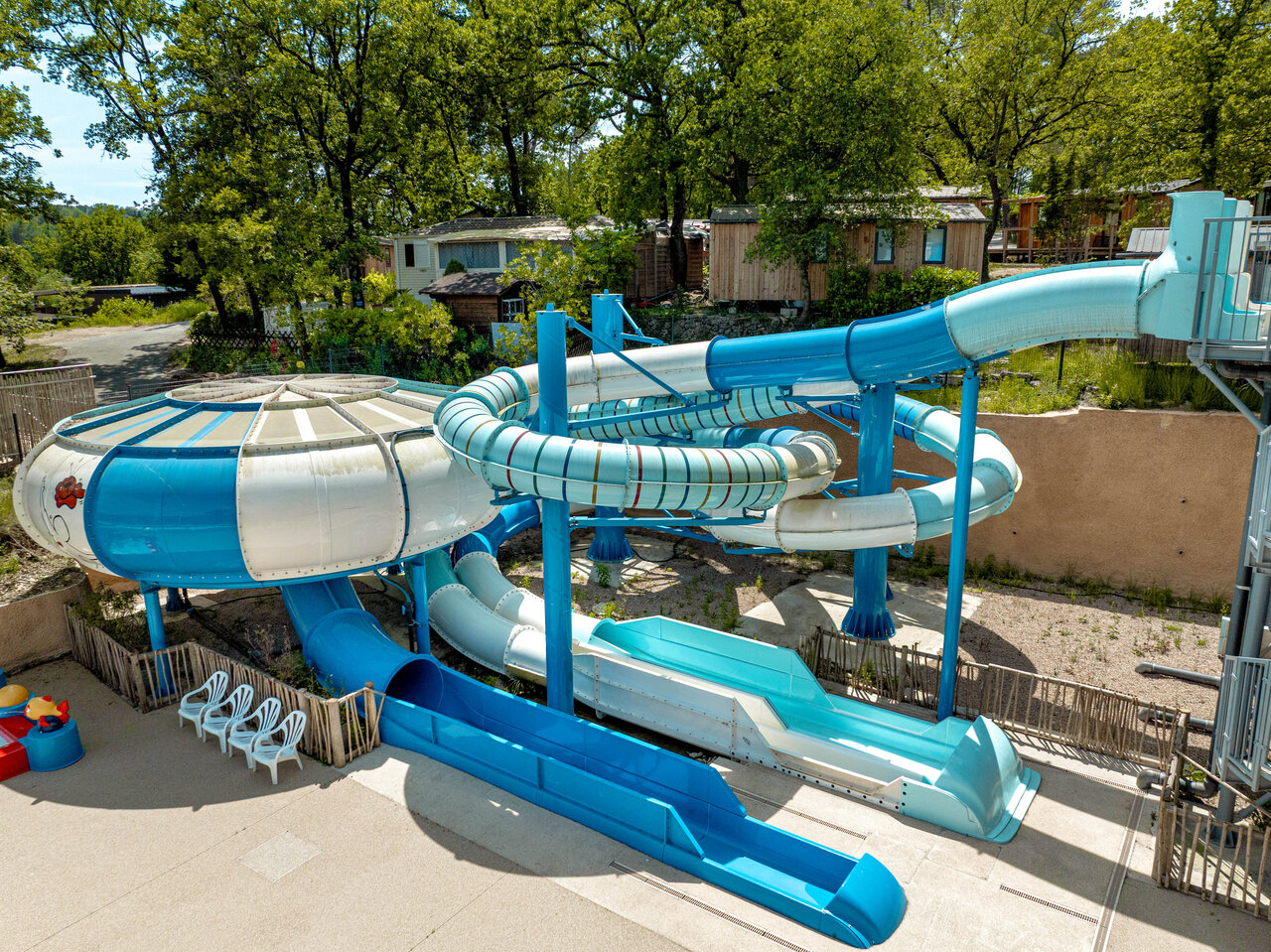 Blauwe en witte waterglijbanen op camping CLICOCHIC Or�e d'Azur in OPIO (06).