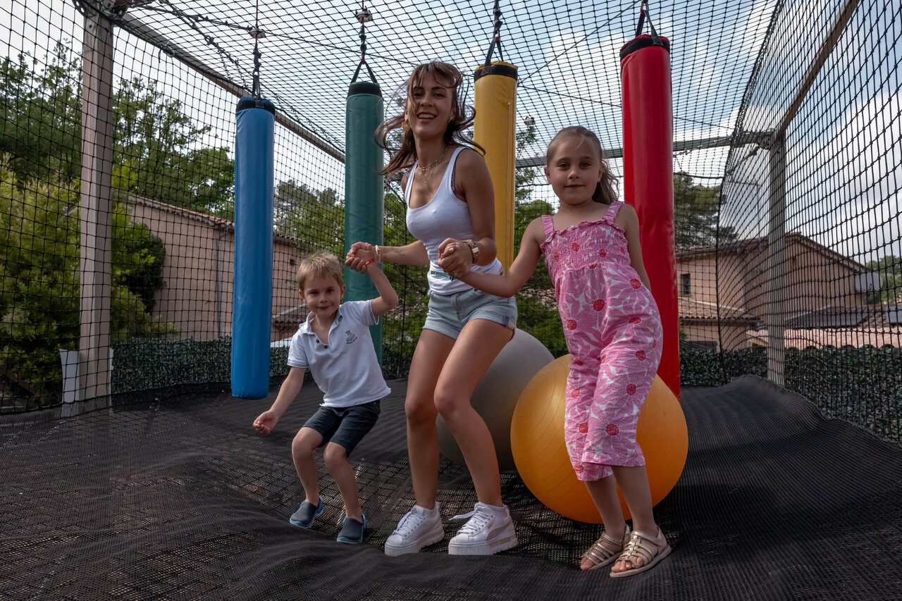 Gigantische trampoline met kinderen en volwassene op camping CLICOCHIC Or�e d'Azur in OPIO.