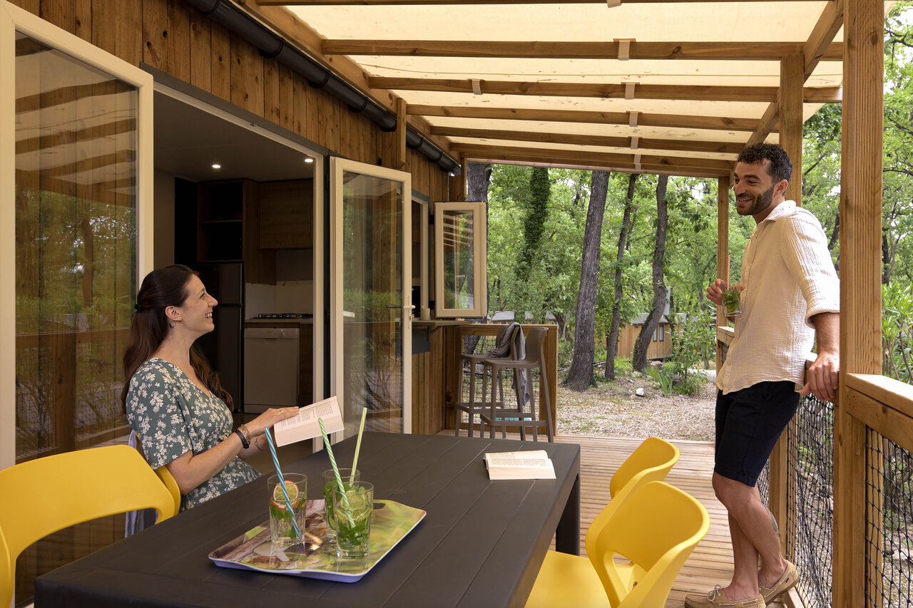 Koppel op overdekt Mobil-home terras camping CLICOCHIC Or�e d'Azur in OPIO (06).