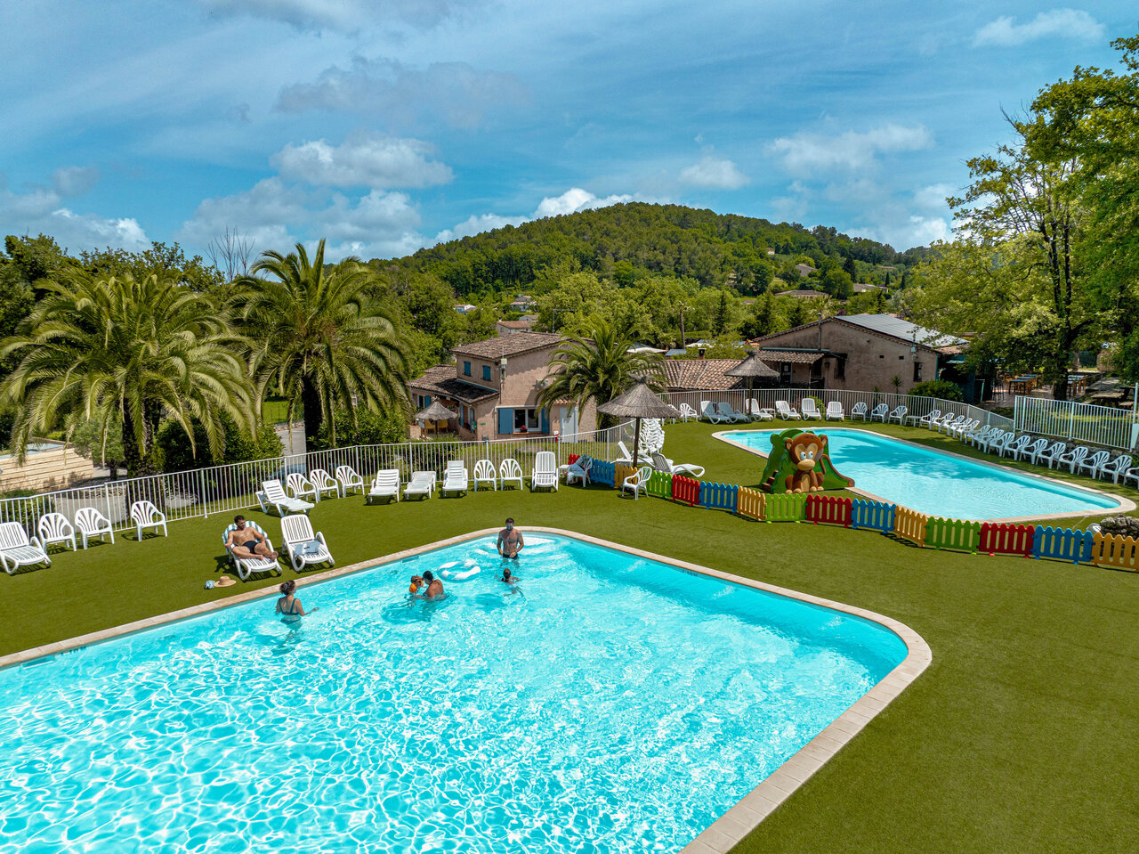 Buitenzwembaden, kinderbad en glijbaan op camping CLICOCHIC Or�e d'Azur in OPIO (06).