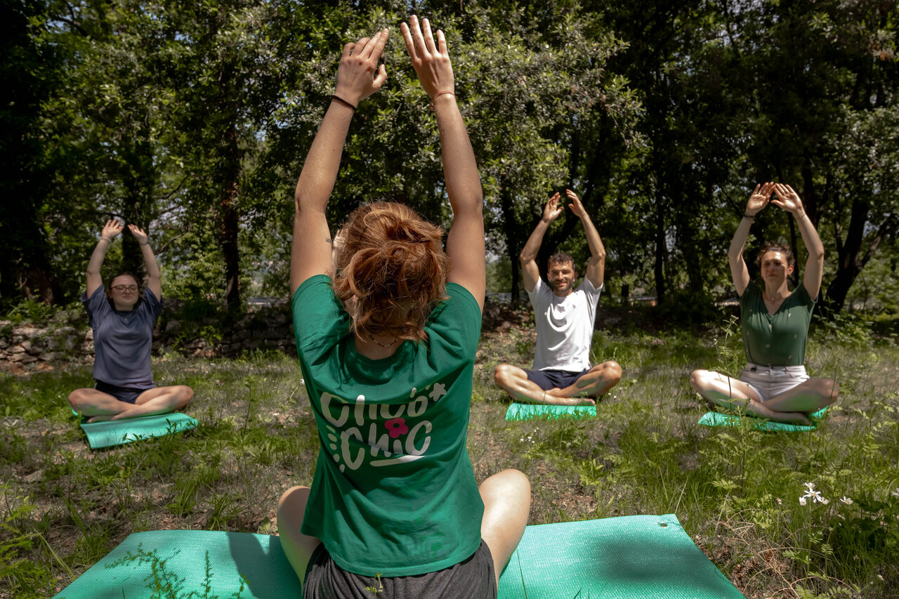 Yoga sessie buiten voor volwassenen op camping CLICOCHIC Or�e d'Azur OPIO (06).
