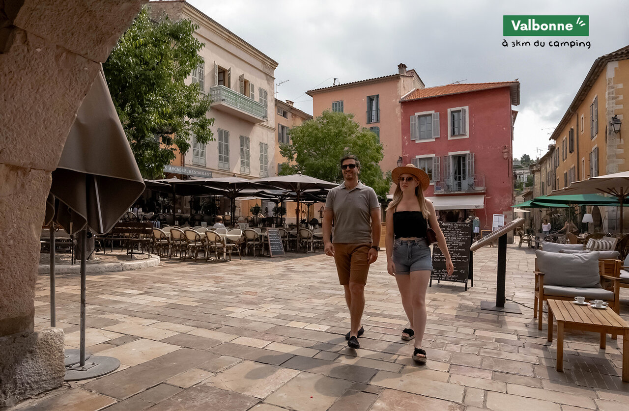 Levendig dorpsplein van Valbonne, restaurantterrassen, te bezoeken nabij de camping.
