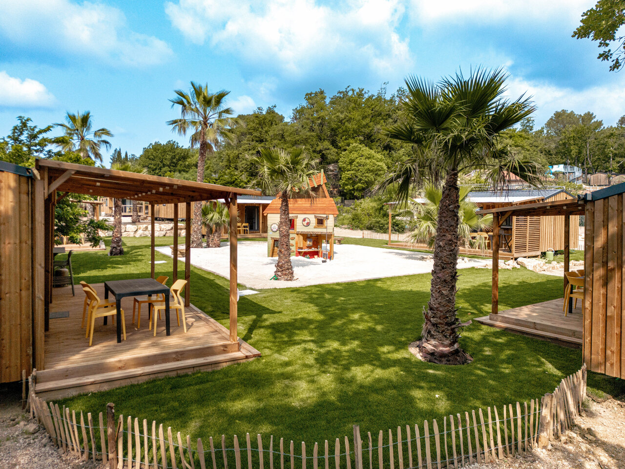 Stacaravan, terras, speeltuin op camping CLICOCHIC Or�e d'Azur in OPIO (06).