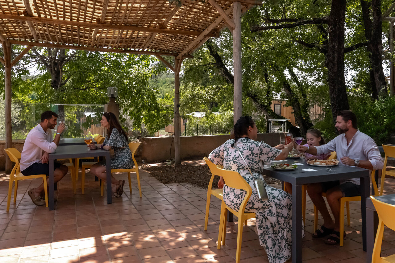 Schaduwrijk restaurantterras voor families op CLICOCHIC Or�e d'Azur, OPIO (06).