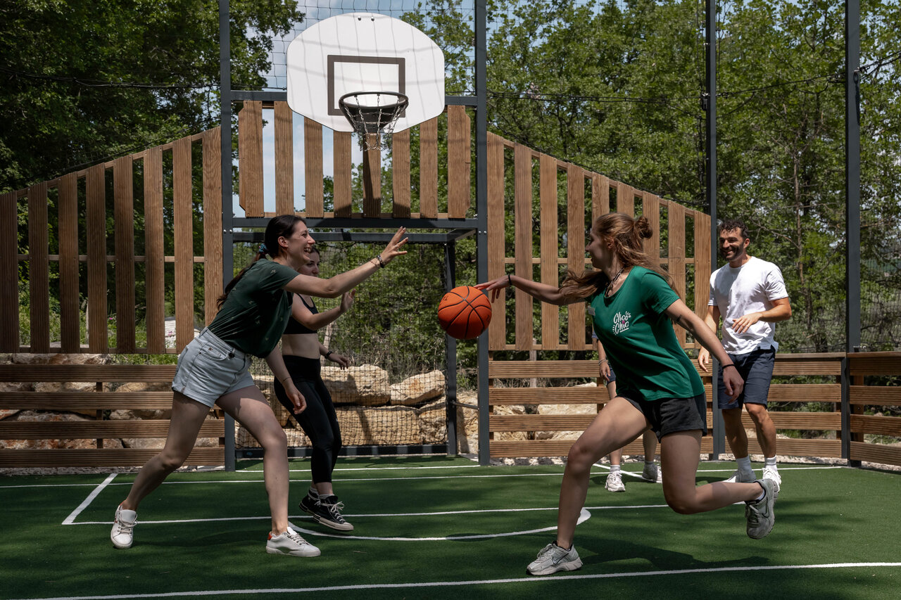 Multisportterrein: basketbalwedstrijd op camping CLICOCHIC Or�e d'Azur in OPIO (06).