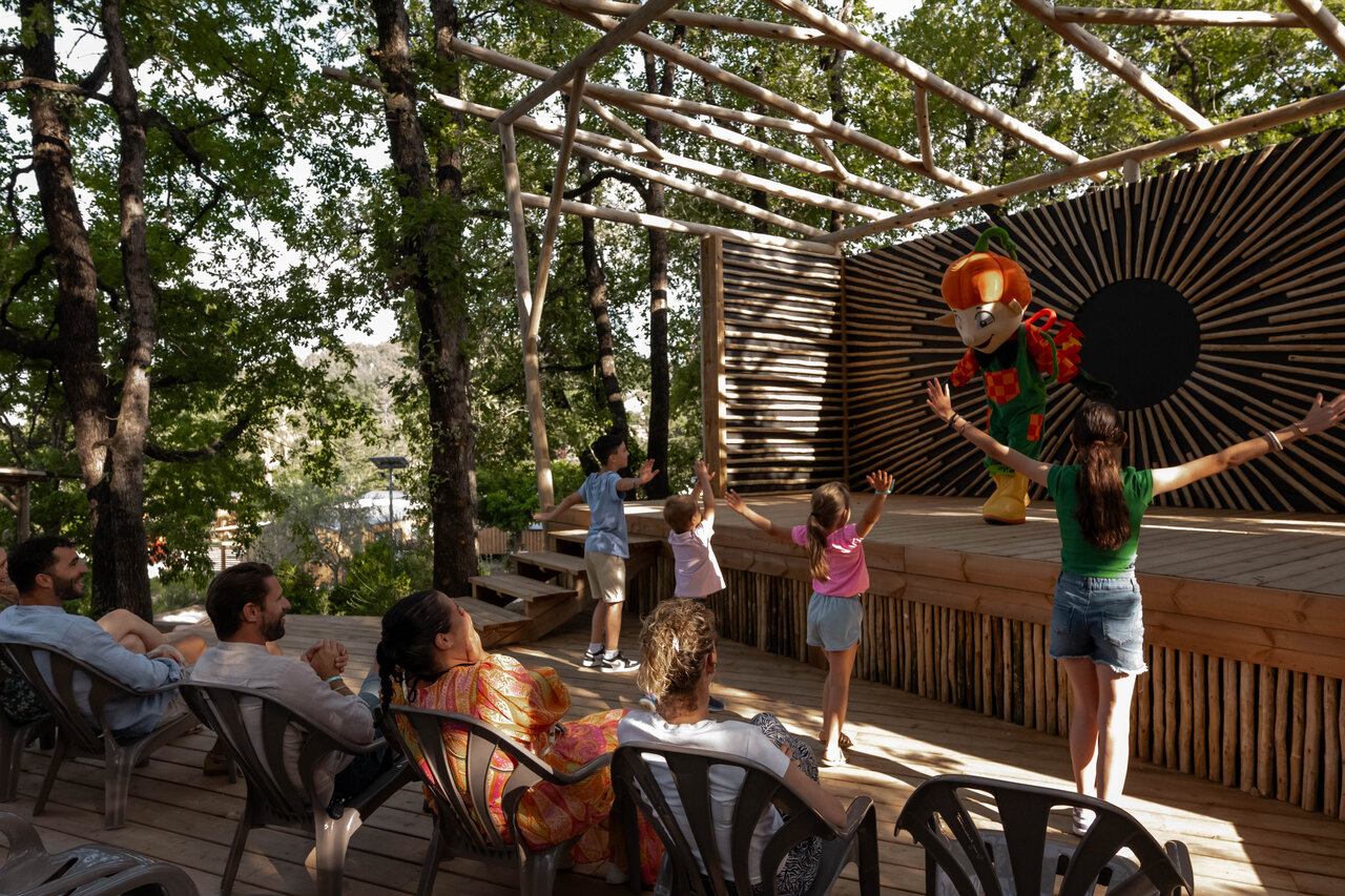 Animatieshow met mascotte en kinderen op podium camping CLICOCHIC Or�e d'Azur in OPIO (06).