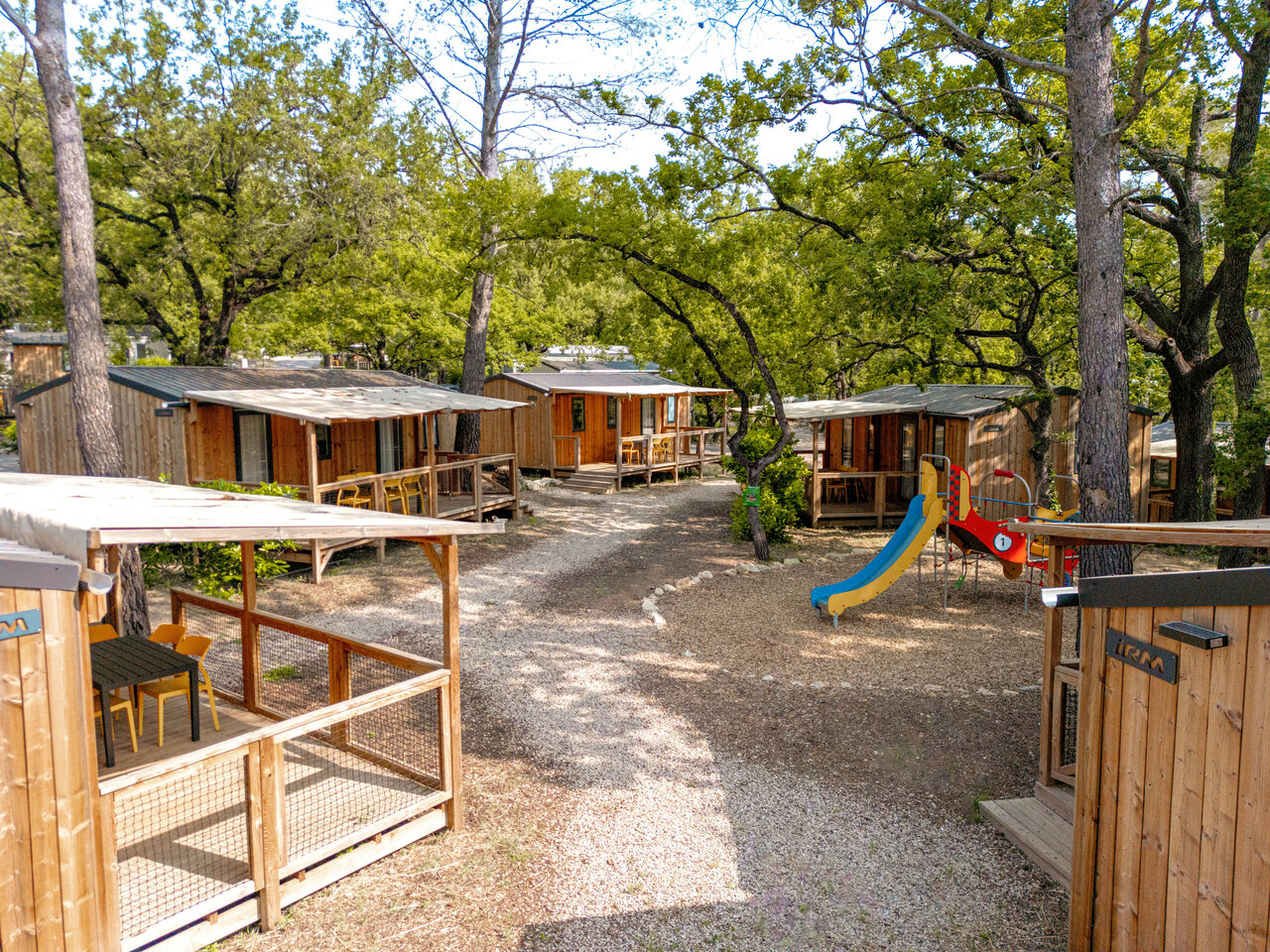 Stacaravans, terrassen, speeltuin op camping CLICOCHIC Or�e d'Azur in OPIO (06).