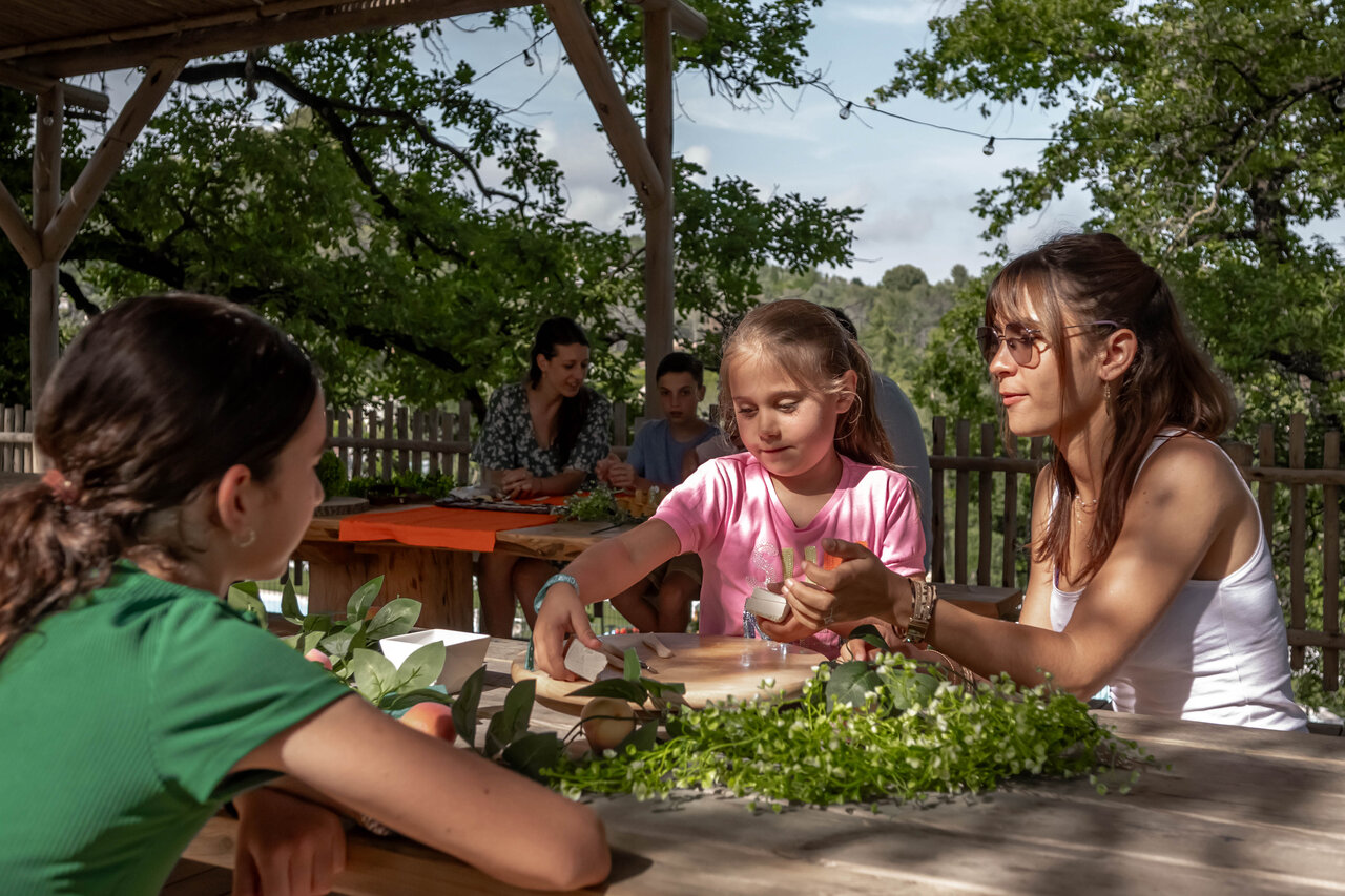 Creatieve animatie kinderen en volwassenen op camping CLICOCHIC Or�e d'Azur in OPIO (06).