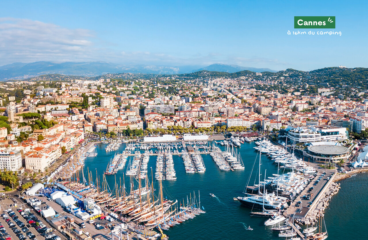 Haven van Cannes met jachten, een stad te bezoeken aan de C�te d'Azur.