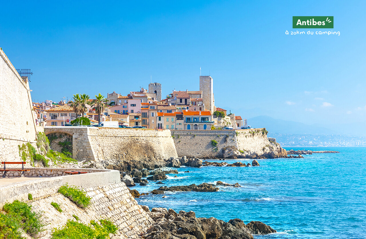 Oude stad Antibes en haar vestingmuren aan zee, C�te d'Azur.