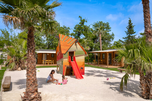 Speeltuin, speelhuisje en glijbaan op camping CLICOCHIC Or�e d'Azur in OPIO (06).